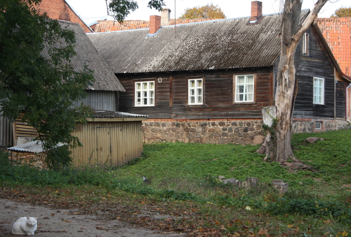 Supeluse tänav, Viljandi. Tagaplaanil maja Tartu tänav 28a