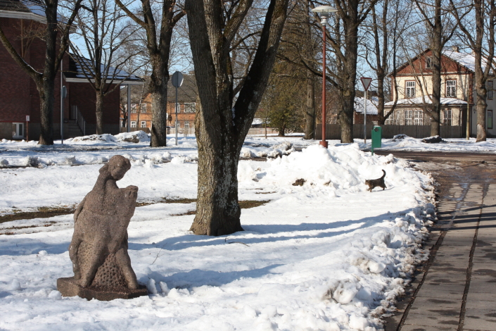 Viljandi Lastepark. Esiplaanil Aino Sepa graniitskulptuur Laps vasikaga